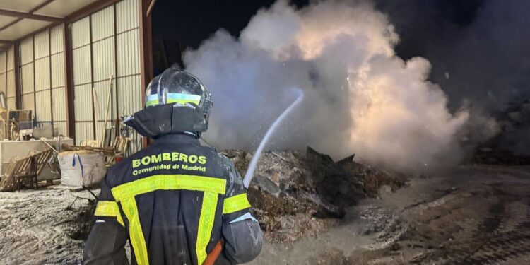 Confinado un incendio en una parcela de reciclaje de madera y restos de poda en San Fernando de Henares