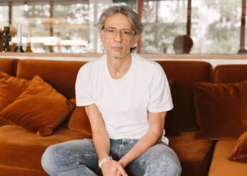 Juan Tallón, escritor: ‘Alguien está llevando las riendas de nuestra vida y le está yendo muy bien manteniéndonos atentos a lo que no nos interesa’