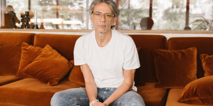 Juan Tallón, escritor: ‘Alguien está llevando las riendas de nuestra vida y le está yendo muy bien manteniéndonos atentos a lo que no nos interesa’