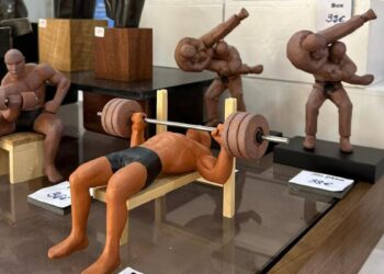 Más de 50 artesanos de toda España presentan sus creaciones en cerámica, textiles, joyería, vidrio, cuero y marroquinería en la VII Feria de Otoño de Madrid