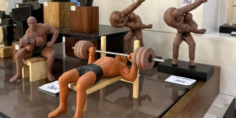 Más de 50 artesanos de toda España presentan sus creaciones en cerámica, textiles, joyería, vidrio, cuero y marroquinería en la VII Feria de Otoño de Madrid