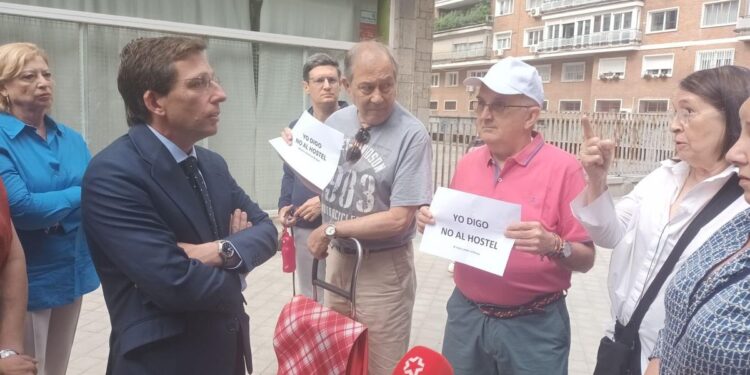 El Ayuntamiento ordena el cese de actividad del hostal del Parque de las Avenidas por falta de licencia turística