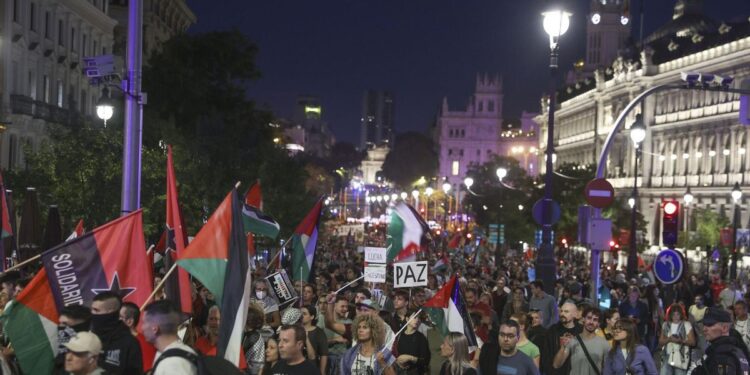 Miles de personas marchan en apoyo a Palestina, con incidentes en Barcelona y Valencia