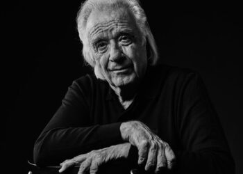 João Carlos Martins, el maestro del piano que tiene que tocar con guantes biónicos: ‘La adversidad puede ser un abismo o una plataforma para volar más alto’