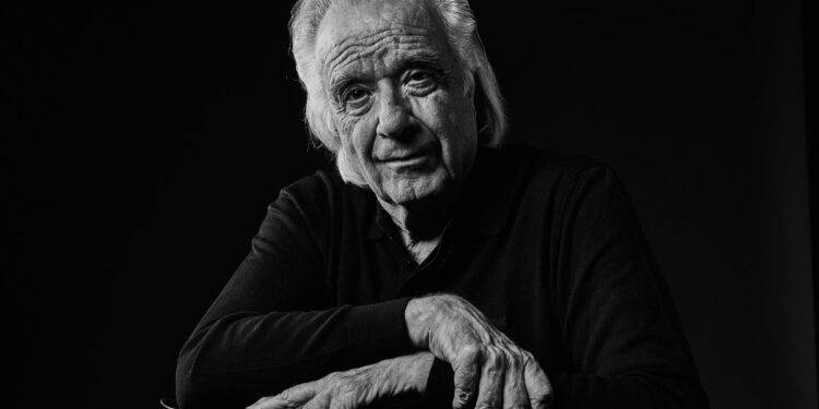 João Carlos Martins, el maestro del piano que tiene que tocar con guantes biónicos: ‘La adversidad puede ser un abismo o una plataforma para volar más alto’