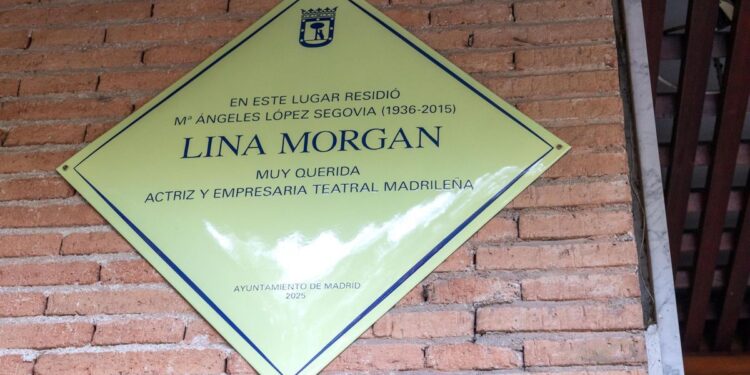 Retiro recuerda a Lina Morgan con música, color y una placa en la calle donde vivió sus últimos años