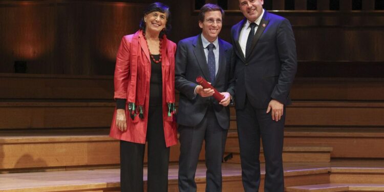 Almeida recoge un doble premio europeo por la restauración de la Puerta de Alcalá: ‘Es un icono y un símbolo de nuestra ciudad’