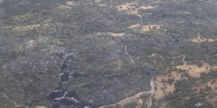 Siguen las labores de extinción del incendio de la localidad toledana Almorox, próxima a Madrid, con tareas de remate en puntos calientes