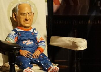 Cuelan un muñeco de Chucky con la cara de Netanyahu en el Museo de Cera de Madrid