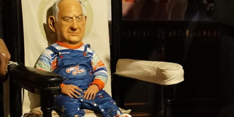 Cuelan un muñeco de Chucky con la cara de Netanyahu en el Museo de Cera de Madrid