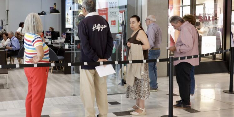 Comienza la batalla de los jubilados madrileños por conseguir un viaje del Imserso: ‘Si quieres un hotel de lujo, lo tienes que pagar’