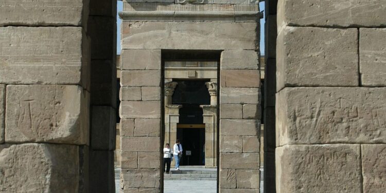 El tortuoso viaje del templo de Debod desde Egipto a Madrid: 1.350 cajas y en 90 camiones para salvarlo de la ruina