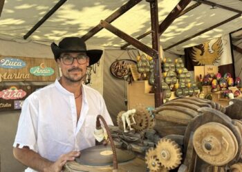 Emiliano es marquetero y tiene uno de los puestos del Mercado Cervantino que más expectación está generando: ‘Me enseñó mi padre’