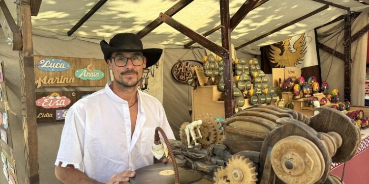 Emiliano es marquetero y tiene uno de los puestos del Mercado Cervantino que más expectación está generando: ‘Me enseñó mi padre’