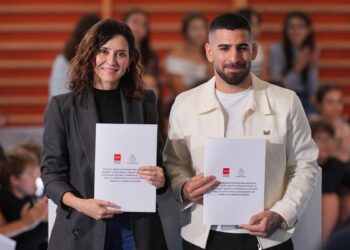 Topuria se alía con Ayuso contra el ‘bullying’ y las drogas: ‘Yo también lo he sufrido’