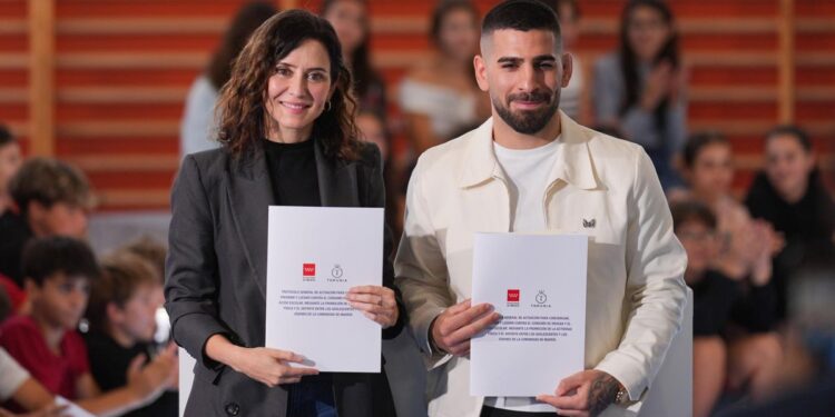 Topuria se alía con Ayuso contra el ‘bullying’ y las drogas: ‘Yo también lo he sufrido’