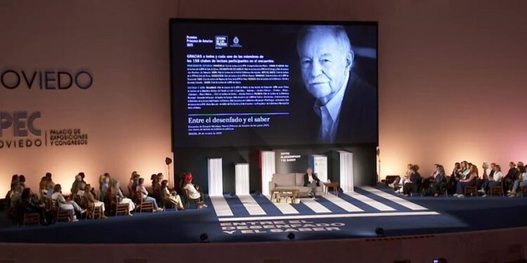 VÍDEO: Así fue el encuentro con clubles de lectura con Eduardo Mendoza, premio Princesa de Asturias de las Letras 2025