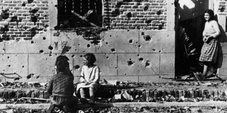 El archivo personal de Robert Capa: las fotografías de la Guerra Civil que sacaron los colores a España en el mundo