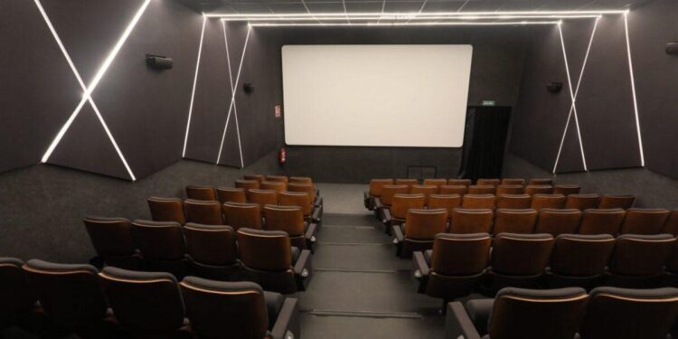 La Comunidad de Madrid traerá de vuelta el cine a 151 municipios sin sala de proyección: este es el plan