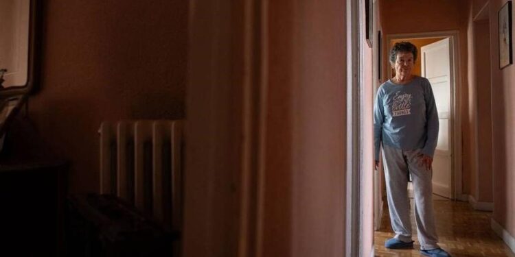 Maricarmen se queda, de momento: la justicia aplaza el desahucio de la vecina de 87 años que lleva siete décadas viviendo en el barrio de Retiro