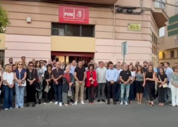 Más de 300 personas se congregan en la sede del PSOE de Badajoz para honrar a Fernández Vara