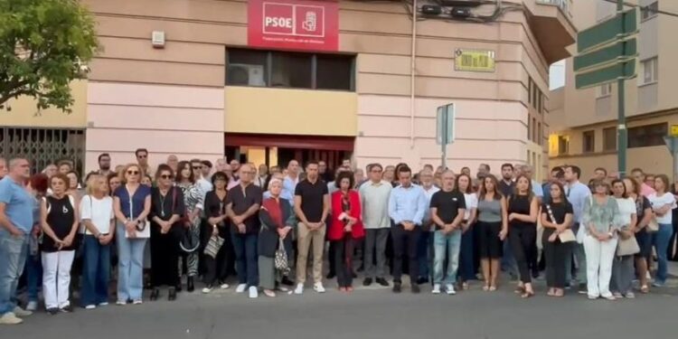 Más de 300 personas se congregan en la sede del PSOE de Badajoz para honrar a Fernández Vara