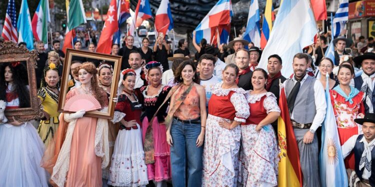 Del multitudinario concierto de Gloria Estefan a la gran cabalgata de los 23 países: Madrid celebra su gran día de las fiestas de la Hispanidad