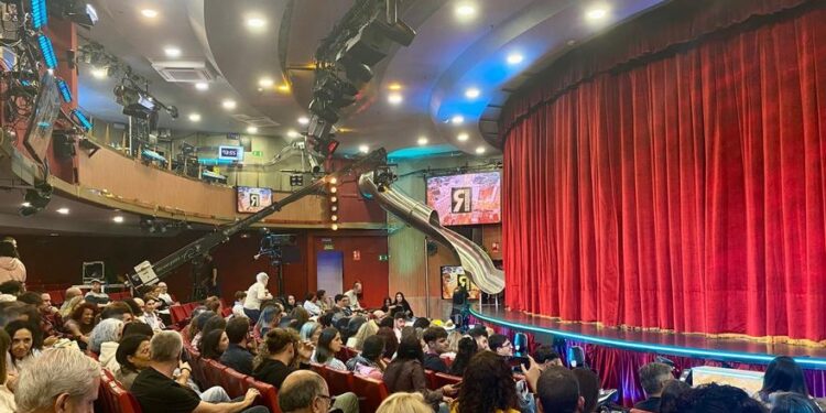 De incógnito en ‘La Revuelta’, el programa de Broncano que rivaliza con ‘El Hormiguero’: ‘Lo que pasa aquí se queda aquí’