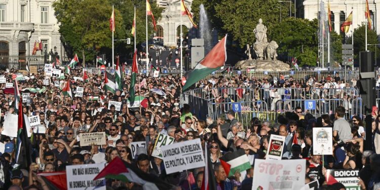 Miles de personas claman en Madrid por la paz en Gaza y piden un ‘boicot a Israel’: ‘Basta ya de complicidad’