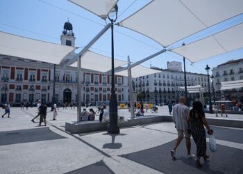 Los toldos de la Puerta del Sol comienzan a desmontarse este lunes por la noche