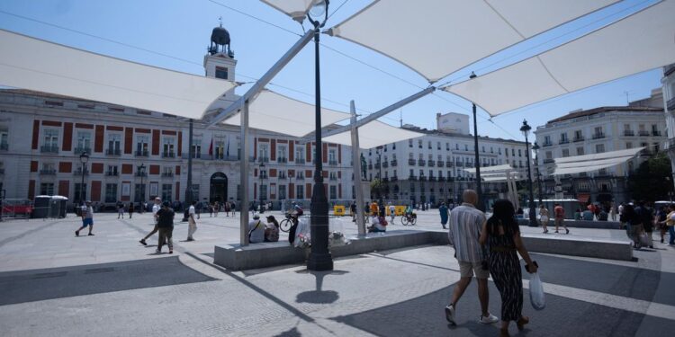 Los toldos de la Puerta del Sol comienzan a desmontarse este lunes por la noche