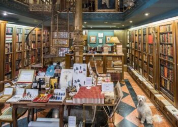 Una de las librerías más bonitas del mundo está en Madrid desde 1949: ediciones especiales, relojes antiguos y mapas nunca antes vistos