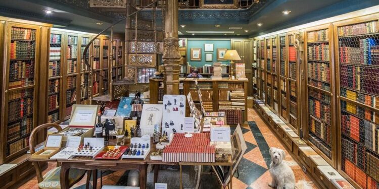 Una de las librerías más bonitas del mundo está en Madrid desde 1949: ediciones especiales, relojes antiguos y mapas nunca antes vistos