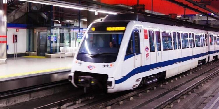 Una incidencia en un tren corta la línea 9 de Metro a su paso por el centro de Madrid durante una hora y media