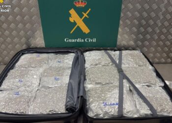 Detenidos en Barajas tres pasajeros de un vuelo de Dubái con 60 kilos de marihuana en sus maletas