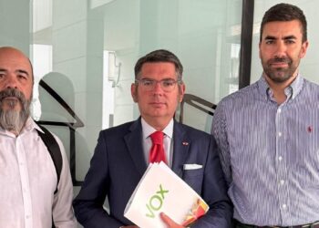 El portavoz de Vox expulsado del pleno de Parla denuncia que le amenazaron: ‘Fascista, sal fuera que te voy a matar’