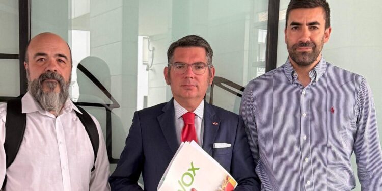 El portavoz de Vox expulsado del pleno de Parla denuncia que le amenazaron: ‘Fascista, sal fuera que te voy a matar’