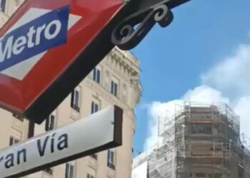 Un incendio en un edificio de la Gran Vía paraliza la calle y moviliza a bomberos y policías