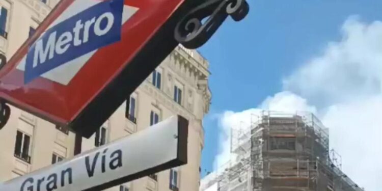 Un incendio en un edificio de la Gran Vía paraliza la calle y moviliza a bomberos y policías