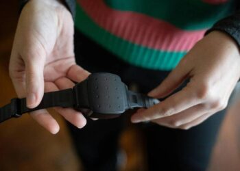 Madrid detecta 40 fallos en las pulseras antimaltrato: ‘Se podían quitar con facilidad, fallaban cuando se mojaban…’