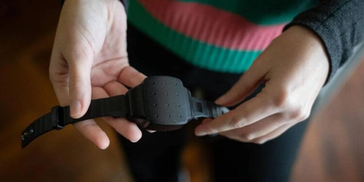 Madrid detecta 40 fallos en las pulseras antimaltrato: ‘Se podían quitar con facilidad, fallaban cuando se mojaban…’