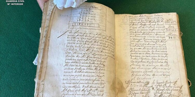 La Guardia Civil recupera en Madrid un libro de cuentas del siglo XVIII desaparecido hace un siglo de una parroquia de La Rioja