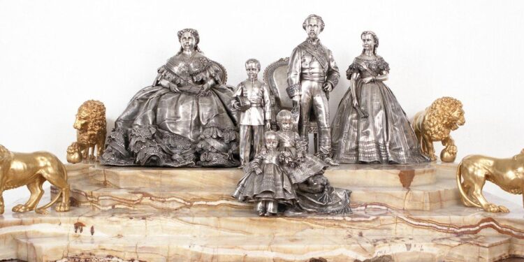 El misterio de las 39 fotoesculturas que el Palacio Real imprimió en 1863: ‘Era una técnica que no existía, es sorprendente’