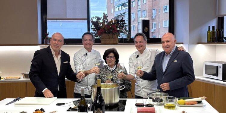 La bodega Avelino Vegas brinda en su 75 aniversario junto a los hermanos Torres