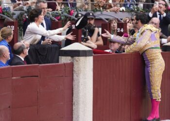 Morante le dedica a Ayuso uno de los últimos toros de su carrera: ‘Va por todo lo que defiende, es usted una valiente’