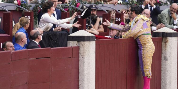 Morante le dedica a Ayuso uno de los últimos toros de su carrera: ‘Va por todo lo que defiende, es usted una valiente’