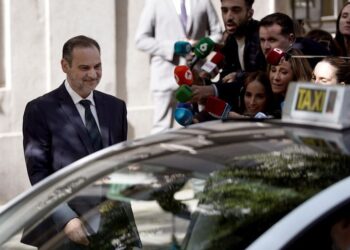 Ábalos sale sonriente del Supremo y esquiva la cárcel