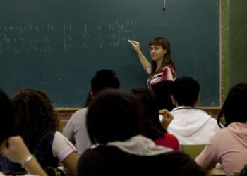 Madrid reclama al Gobierno que autorice a universitarios dar clases de Matemáticas en institutos ante la falta de profesores