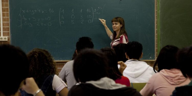 Madrid reclama al Gobierno que autorice a universitarios dar clases de Matemáticas en institutos ante la falta de profesores