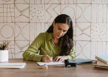 De periodista a calígrafa, así logró Rocío trabajar con Dior y crear las invitaciones de bodas de famosos: ‘La discreción es clave’